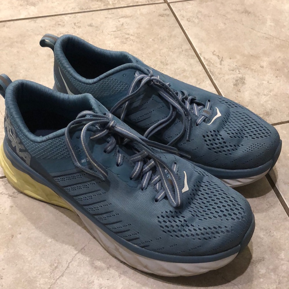 Hoka arahi 3 running shoes